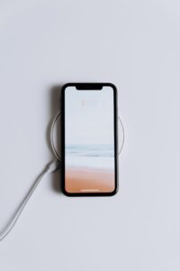 Téléphone sur un chargeur sans fil