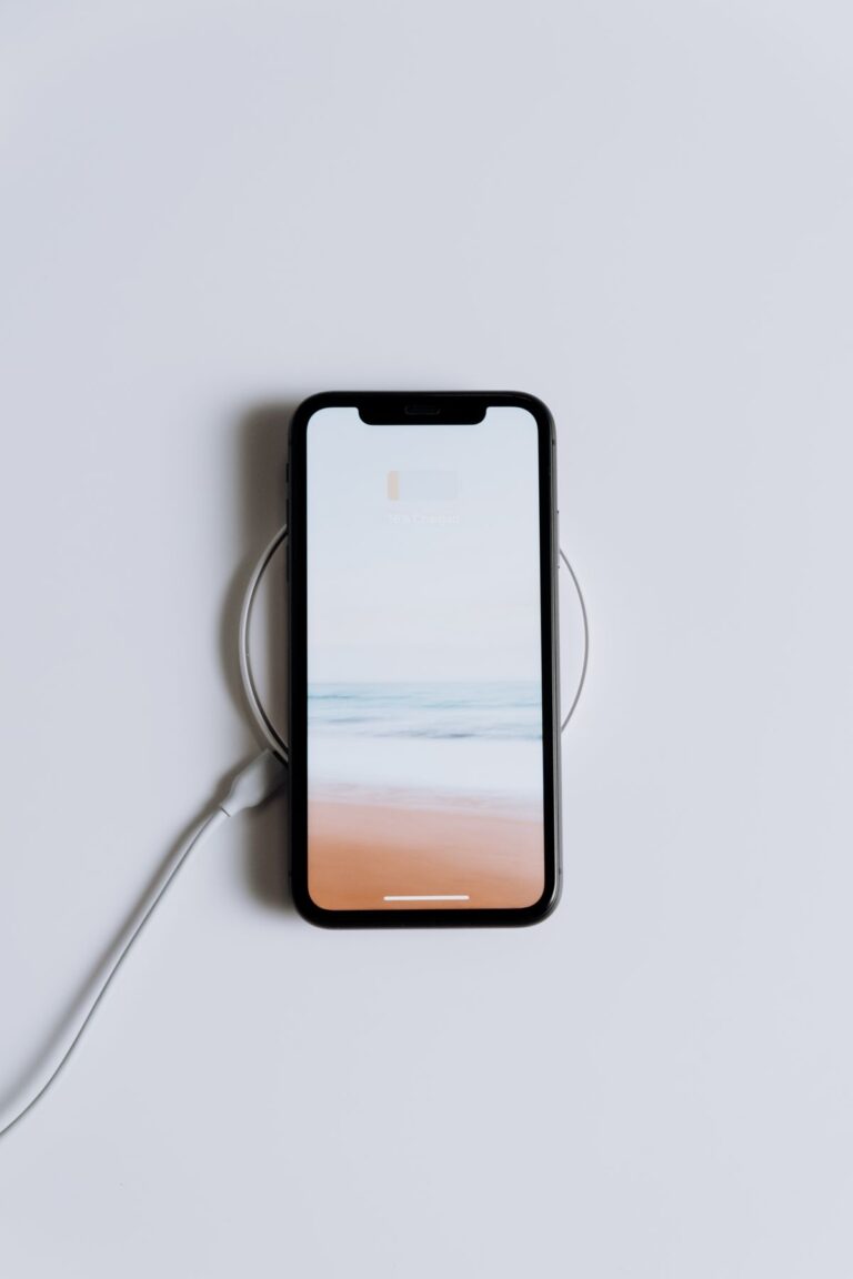 Téléphone sur un chargeur sans fil